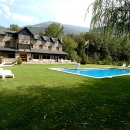 Pool and sun loungers at the Flòrido Hotel