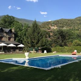 Outdoor pool with solarium