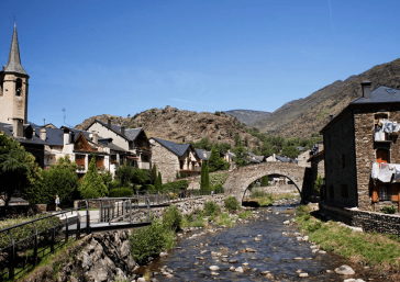 Pueblo medieval en el Pirineo catalán