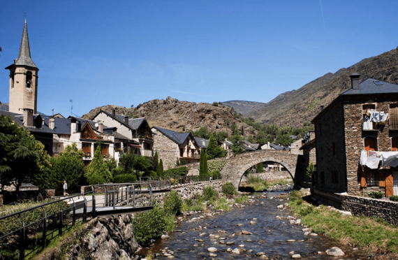 Pueblo medieval en el Pirineo catalán